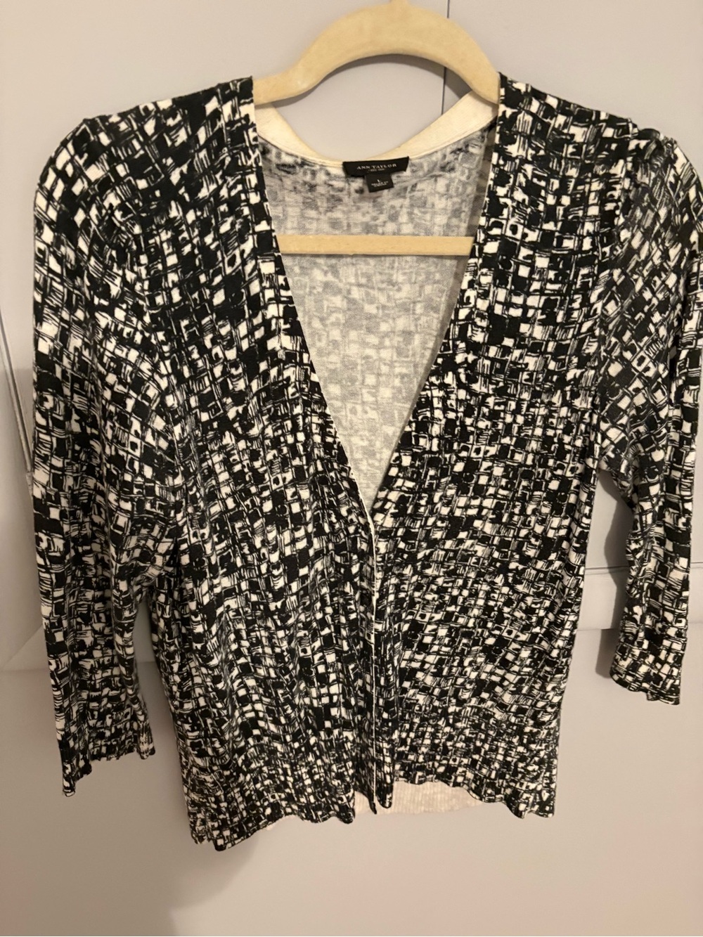 Ann Taylor Black and White Abstract Print Cardigan
